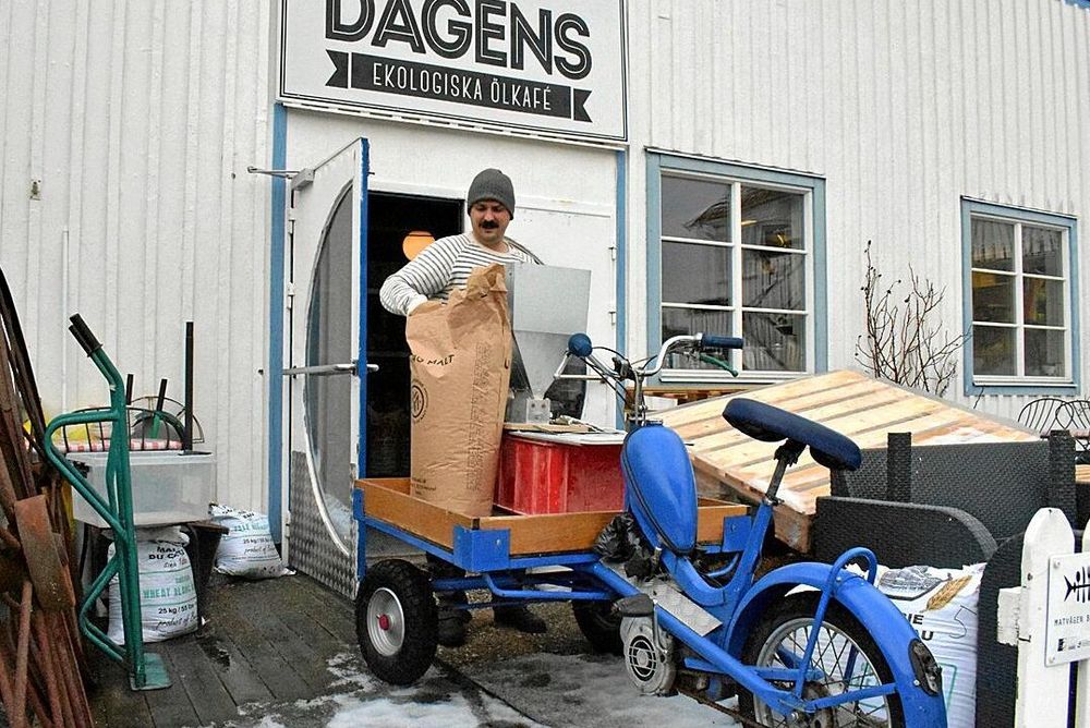 En flakmoped passar bra som bord när malten till ölet ska krossas.