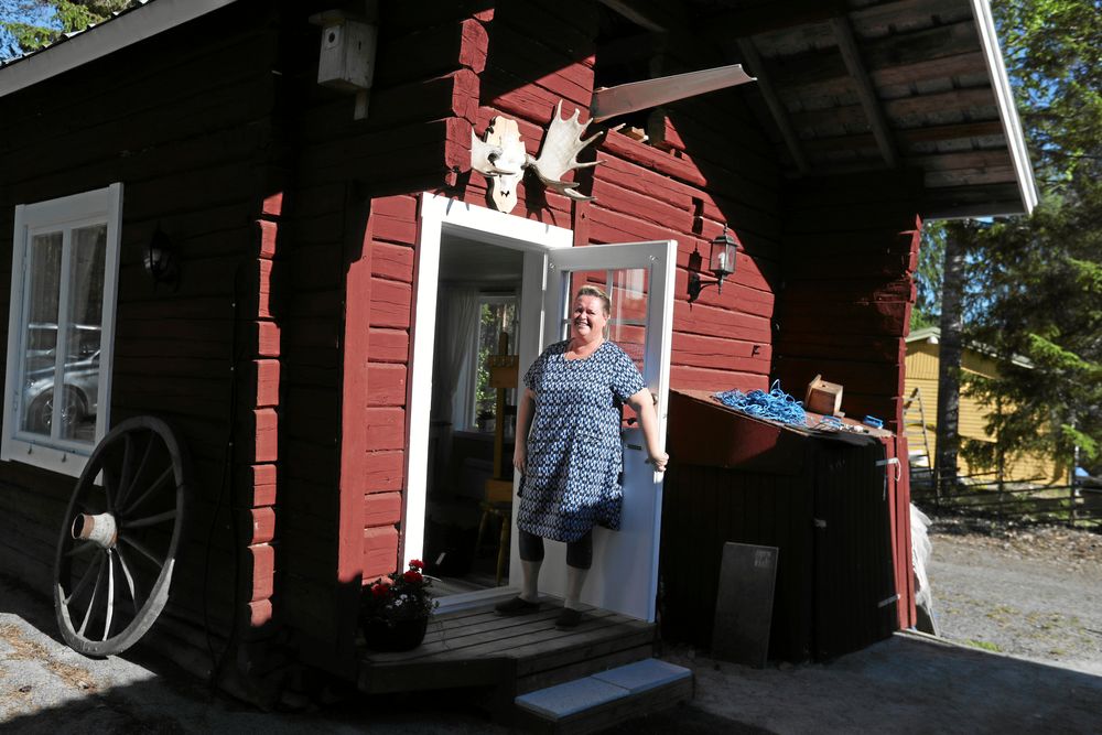 Samtalsterapeuten Anne-Lie Fant tar emot i sin röda terapistuga.