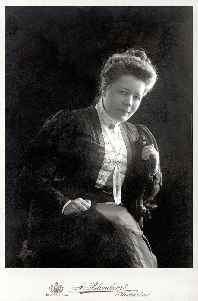 Selma Lagerlöf blev känd i hela världen, utom i Västra Ämtervik, byn tvärs över sjön Fryken, där man envisades med att förneka all kännedom om nobelpristagaren från Östra Ämtevik.