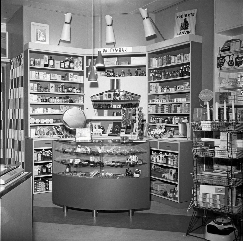 AB Nils Adamssons sjukvårdsbutik på Svartbäcksgatan i Uppsala år 1955. Foto Uppsala museum