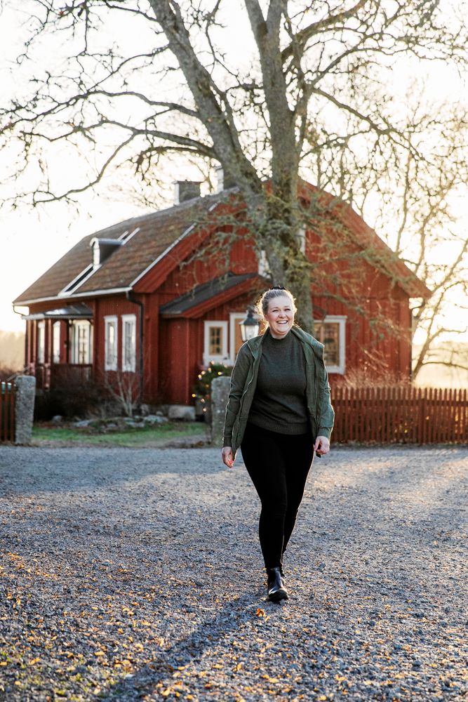 Kanske lyckas vännerna till slut övertala henne att vara med i TV4s "Bonde söker fru".