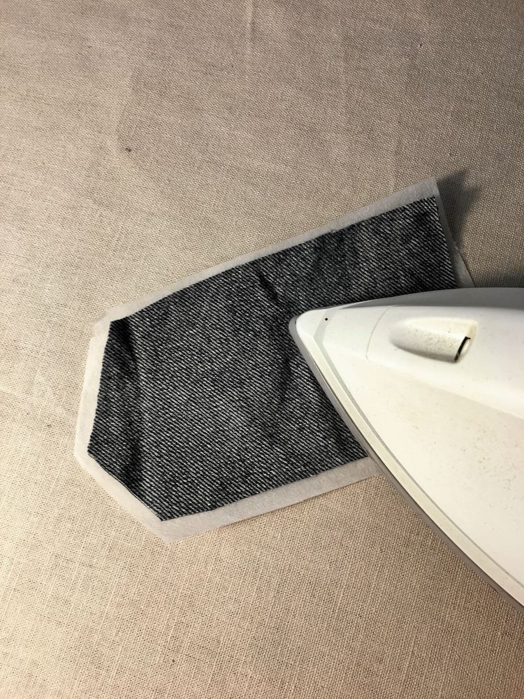 Stryk vliesofix på lappen.