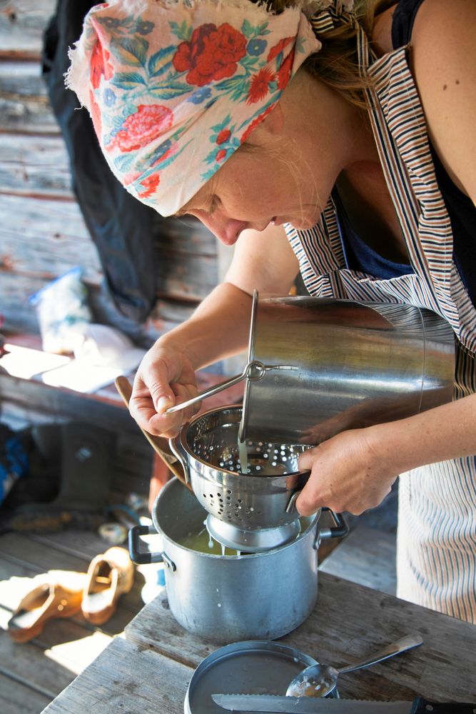 Lotta tillverkar ost inne i fäbodens större eldhus, intill finns kylhuset där en kallkälla rinner igenom.