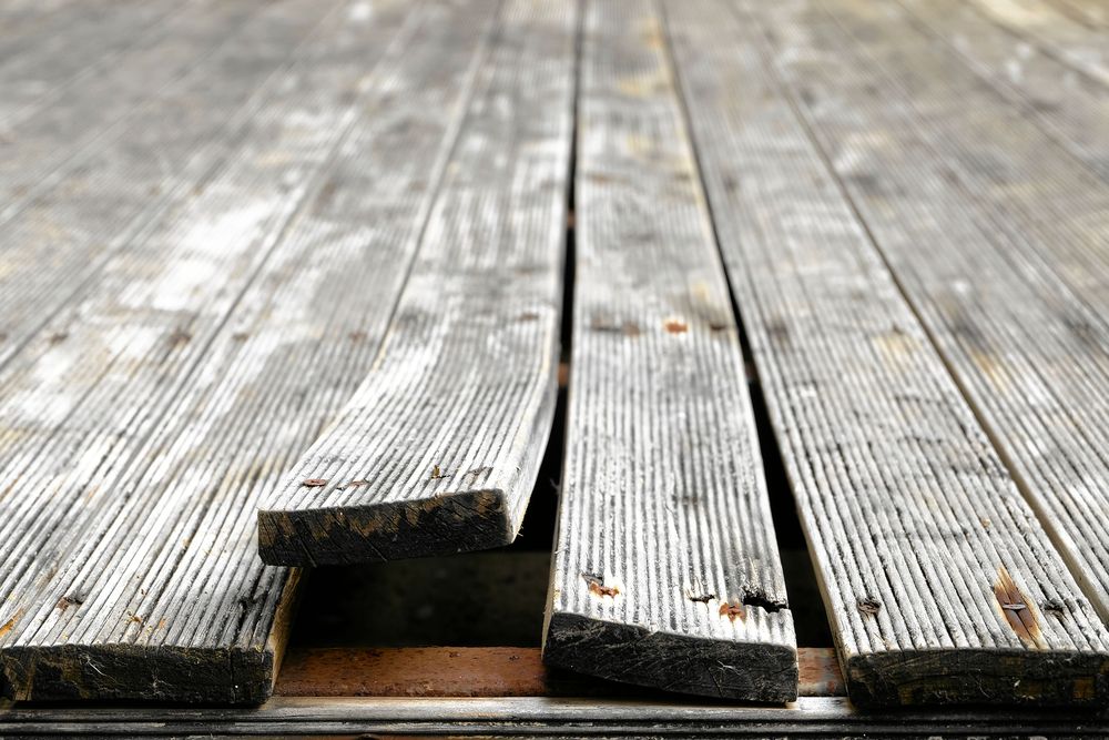 Kanske räcker det att byta några brädor och säkra ändarna med skruv i stället för spik.