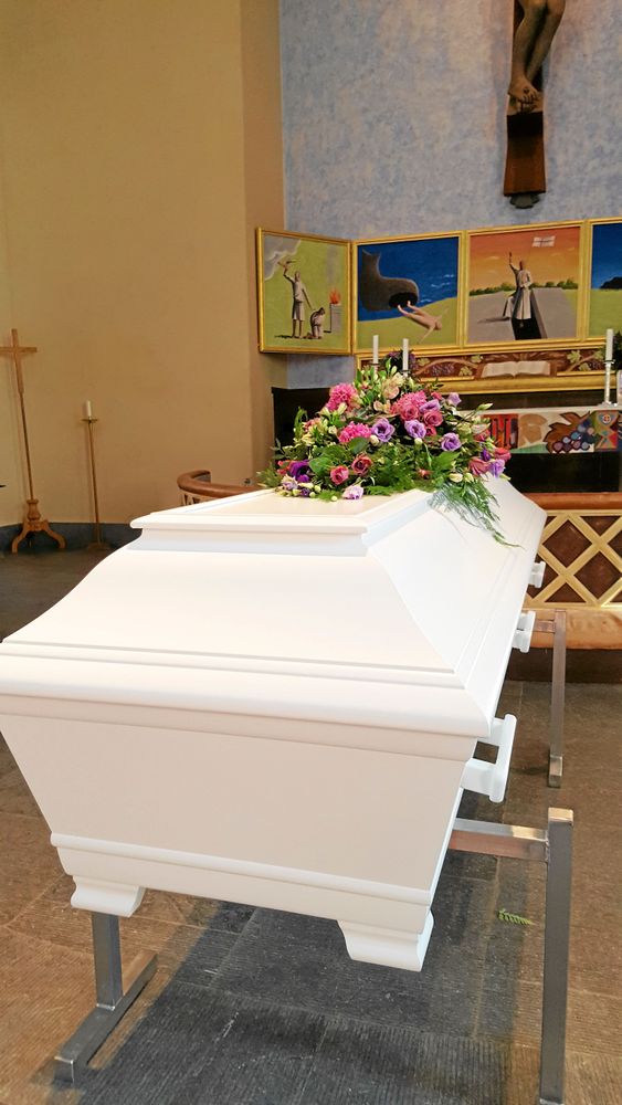 De har också ett litet lager med enkla fina furukistor hemma på gården.