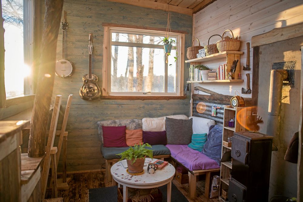 VEDSPIS. Eldkaminen ger gott med värme under vinterhalvåret.