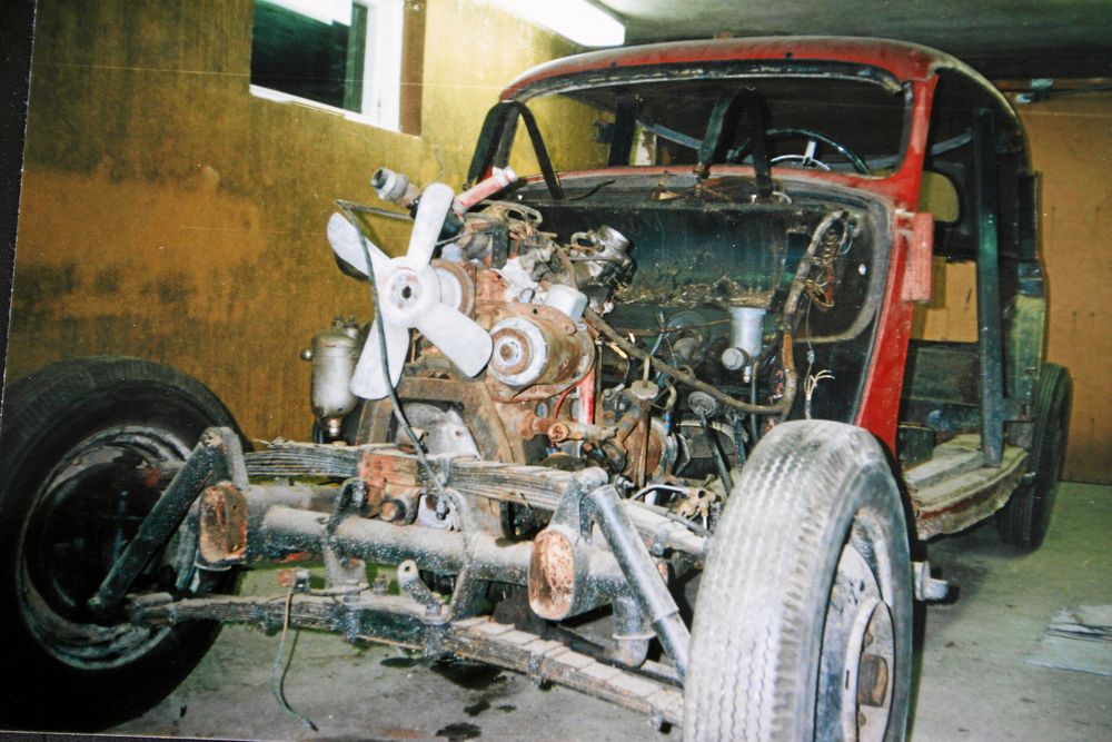 Roland renoverade bilen från grunden. Bytte trästomme, hela underredet och tröskellådorna, vilka han för övrigt har knackat för hand.