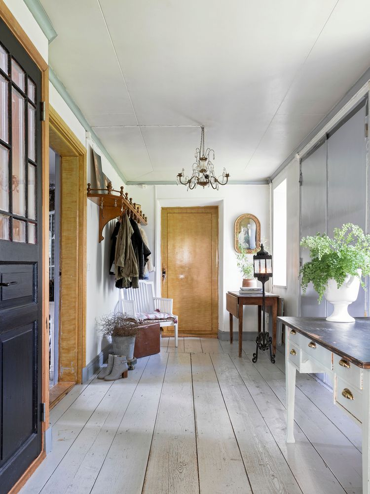 De breda golvtiljorna i hallen lades in när huset byggdes på 1800-talet, fästa med handsmidda spikar.