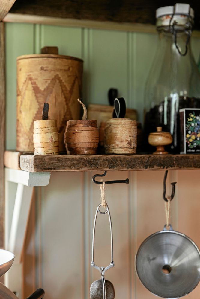 Plastburkarna åkte ut med lägenhetslivet, gamla krympburkar av näver åkte in. De är perfekta att förvara torkade örter i.