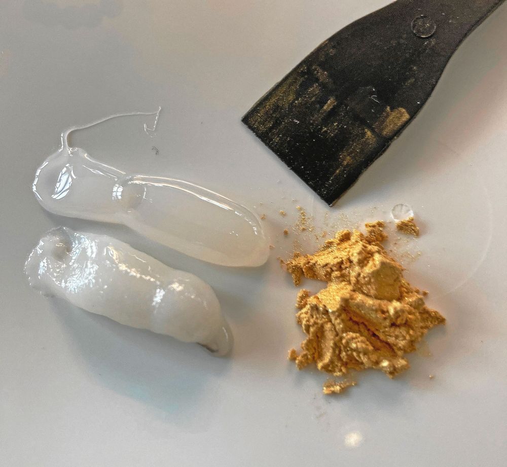 Rör om noga med spateln, annars stelnar fogen ojämnt.