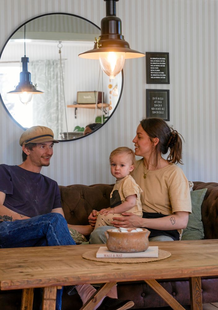 Även om Filip och Sara "jobbar jämnt" så älskar de att kunna arbeta hemma på gården och vara nära sin lilla dotter Eden.