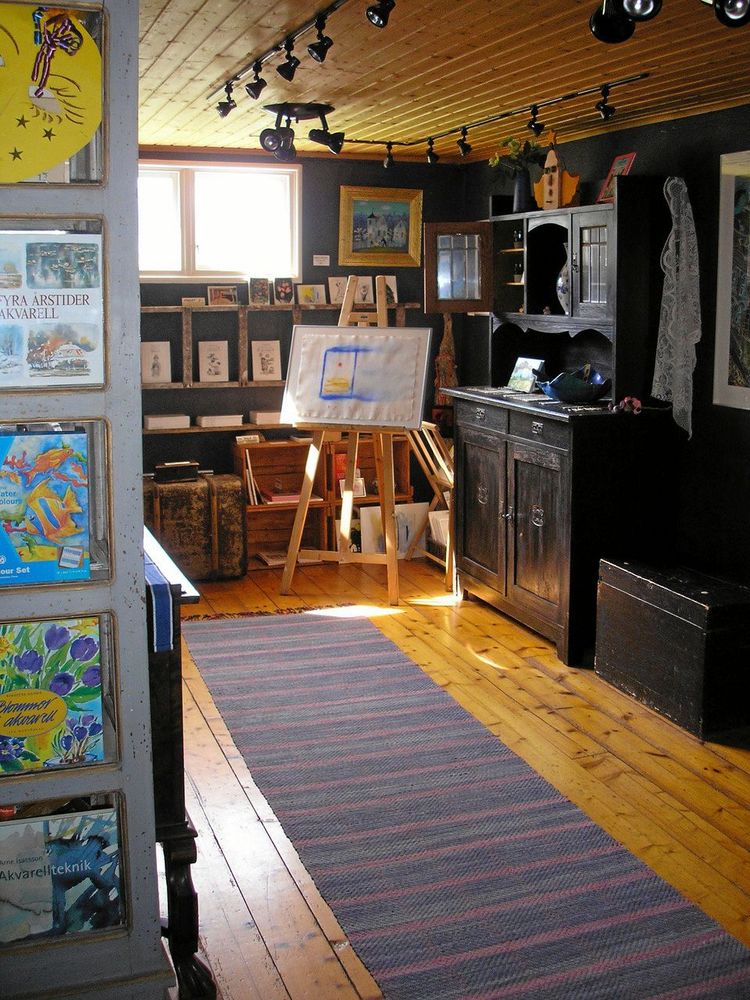 Entrén till lagården går genom logen där Ulla har en liten butik med sina böcker och konstverk.