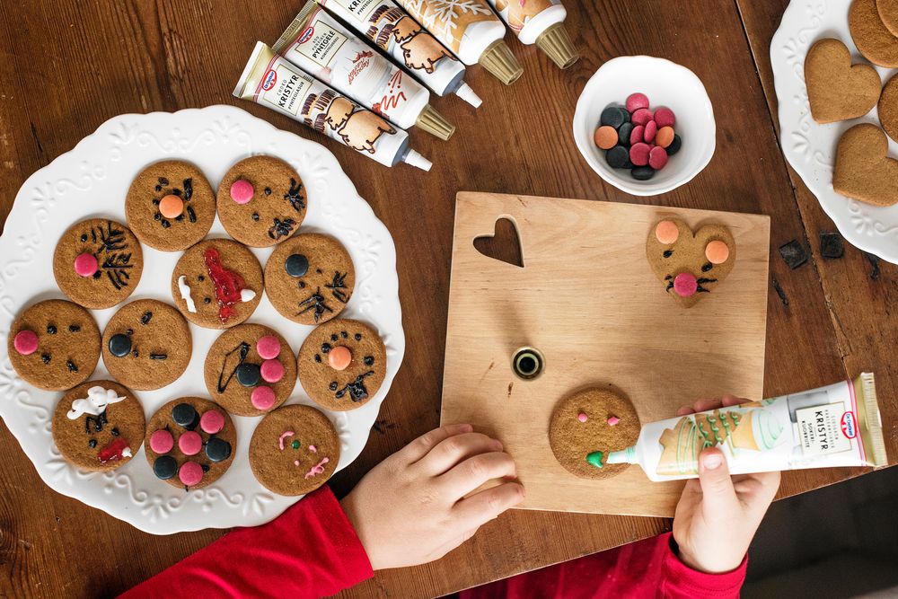 Linnea skapar kul pepparkaksfigurer med kristyr och godis, allt från katter till gubbar.