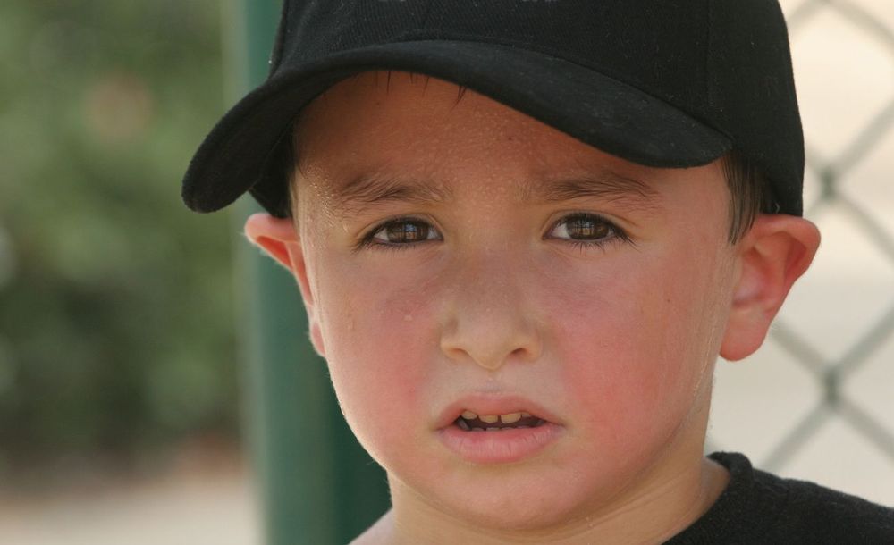 Små barn har svårt att hålla vätskebalansen, och ska undvika stark sol. Se till att dricka mycket vatten och använd rejält med solkräm. Foto: Istock