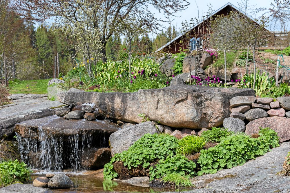 Stillsamt porlande vatten över stenar och hällar ger en meditativ stämning.