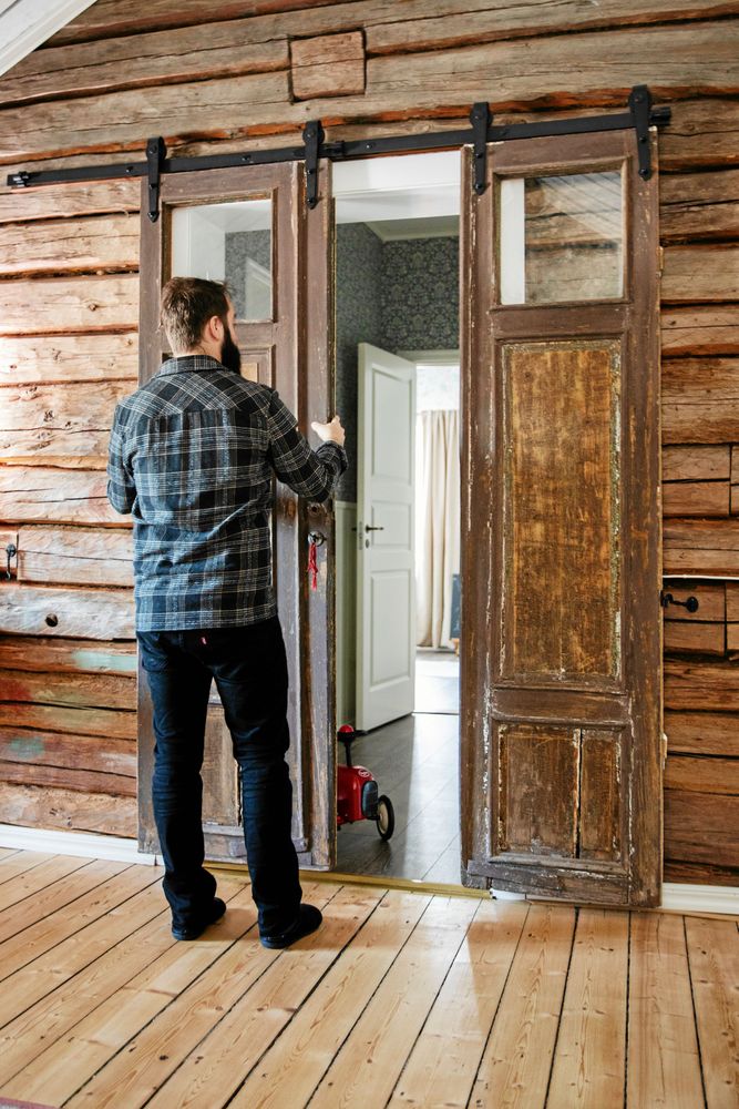 De gamla ytterdörrarna används som dragdörrar och avskärmning från TV-rummet.