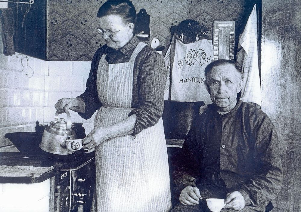 Emma och Knut August Bergquist tar en kaffepaus i soldattorpets kök i Kolsva.