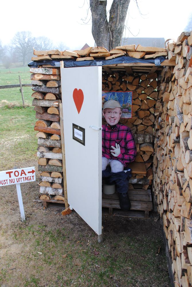 Oftast är dörren på glänt till utedasset.