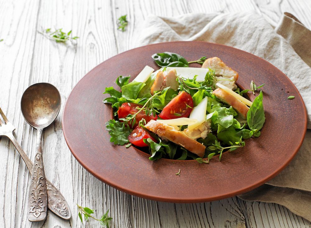 Servettvikningens absoluta motsats. Slarvigt ihopvikt under tallrikskanten.