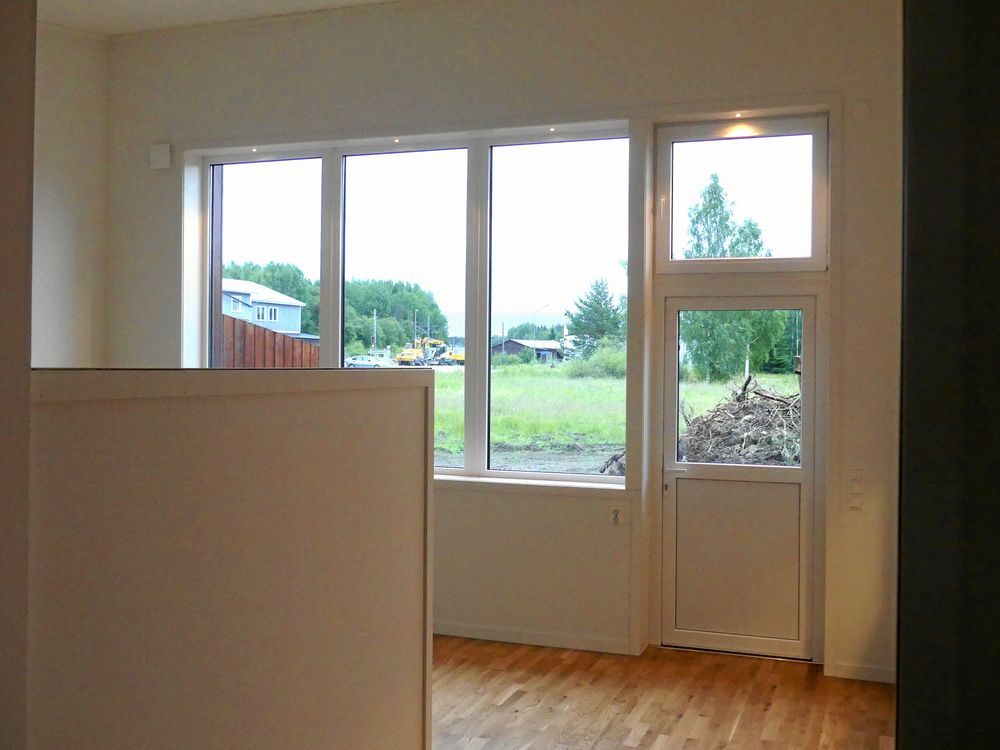 Det är öppen planlösning mellan kök och vardagsrum. Altanen höll på att färdigställas när bilden togs.