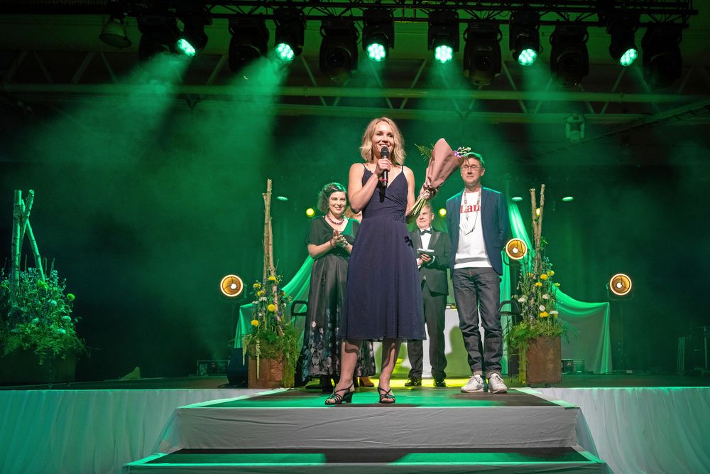 Maria Bergstén tog emot Hela Sveriges stora Land-pris på Landsbygdsriksdagen i Jönköping.