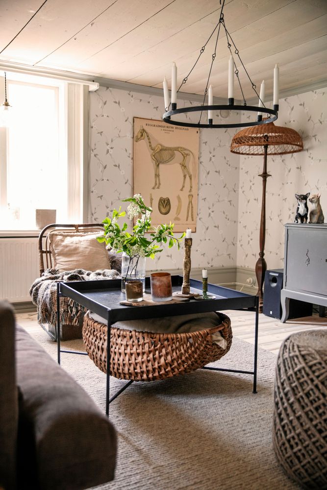 Husets äldsta del finns vardagsrummet med inbuktande tak som avskräckte andra spekulanter. Det är inrett med en blandning av gammalt och nytt.