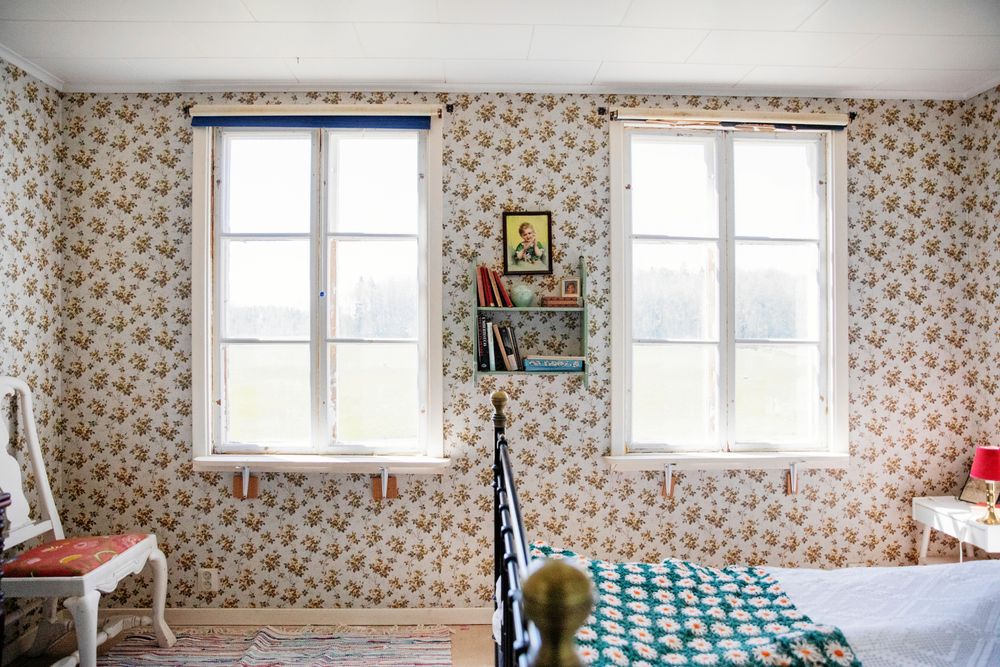 Den fina gamla tapeten i sovrummet får sitta kvar ett tag till.