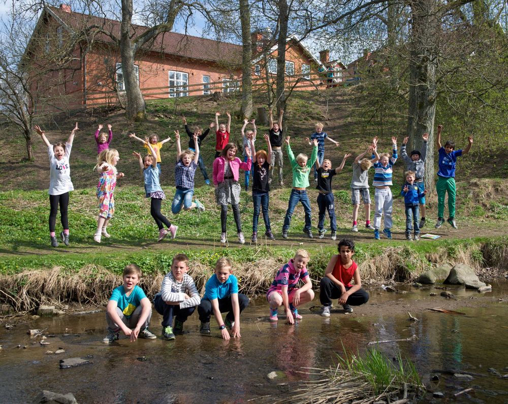 Skolan mitt i byn. Röstånga i nordöstra Skåne sjuder av liv och lokala initiativ som får barnfamiljer att flytta dit. Den populära byskolan är ett av byns dragplåster.