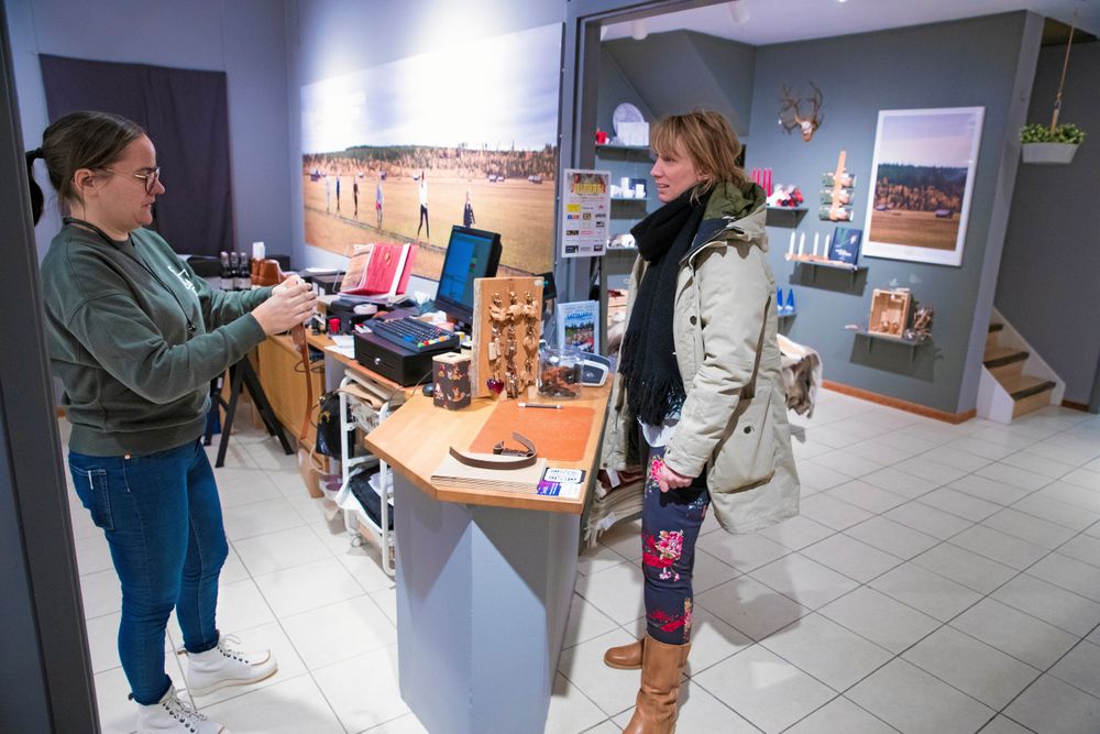 Johanna Funck, från byn Erkheikki, och Emma Kero vid kassan i farbriksbutiken.