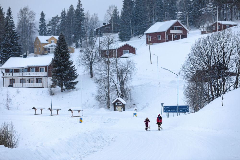 Mejaline Sparrock och Elin Toven tar sparkstöttingen till affären efter skoldagens slut.