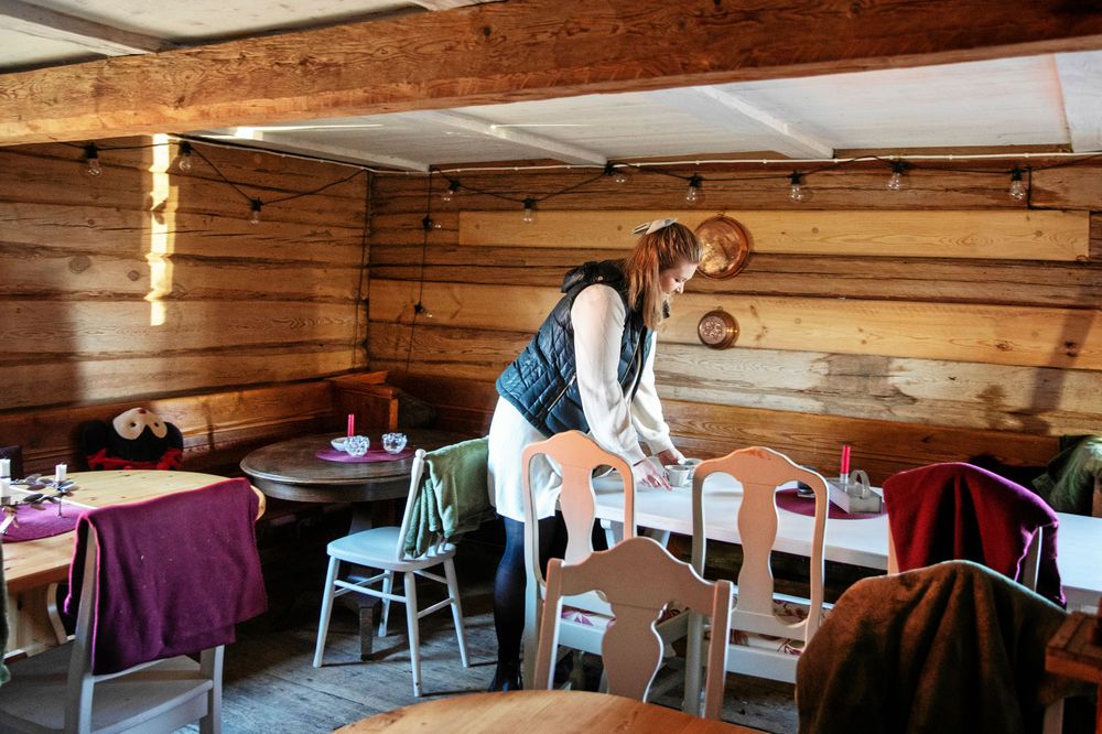 Rejält timrade väggar i gårdsbutikens kafé. Hit kommer gäster även vintertid på helgerna.