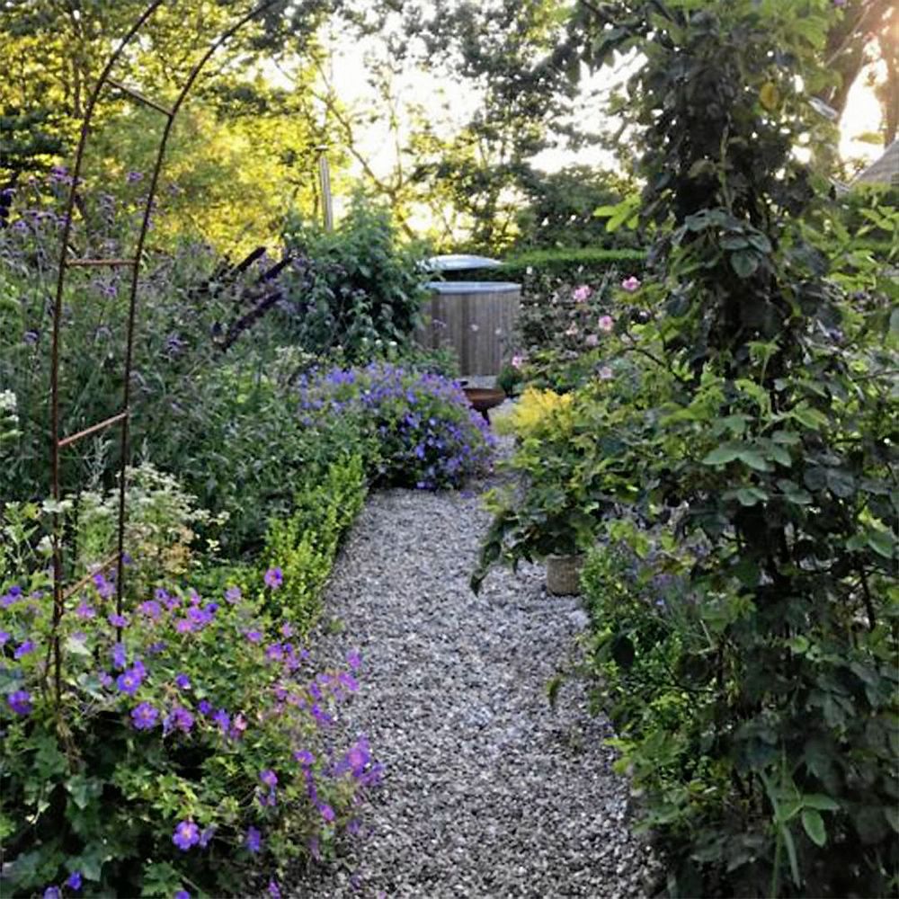 Ett av blomsterrummen i Magdalena Mononens trädgård.