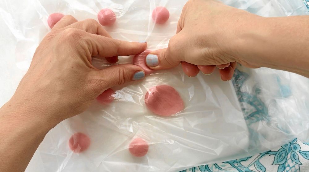 3. Lägg dem i en påse och tryck till