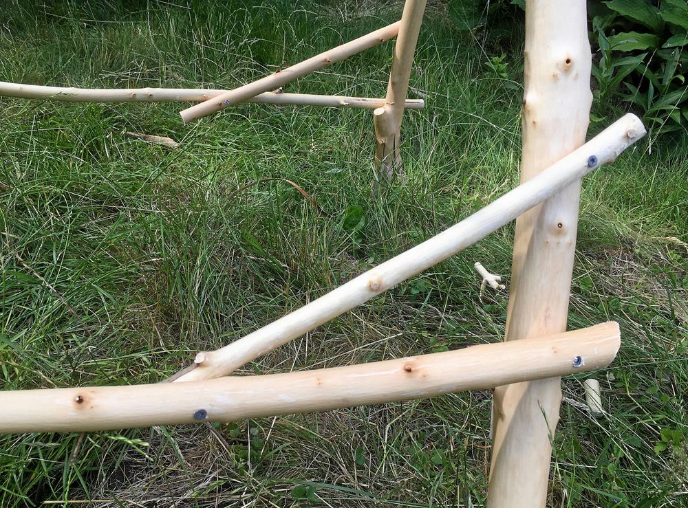 Tvärstagen hindrar bygget från att vika sig i sidled.