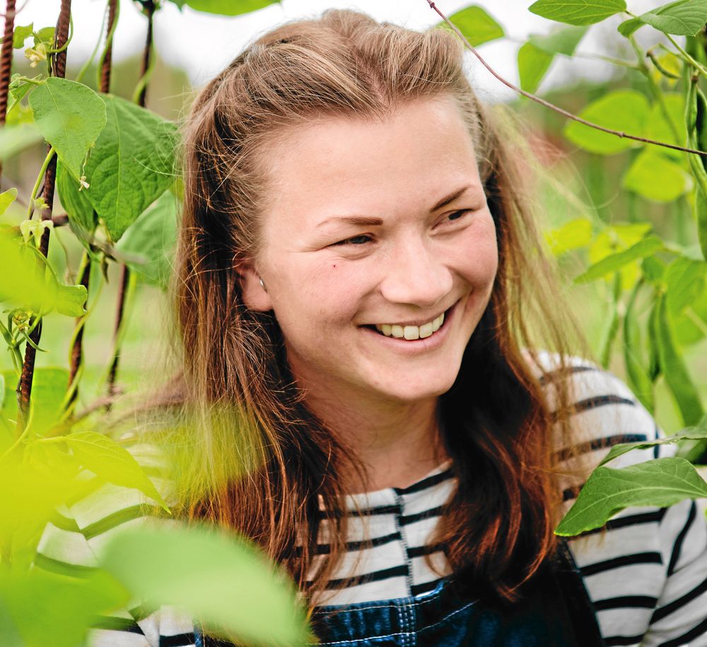 Sara May Kahl flyttade hem till släktgården utanflr Falun och blev snickare och grönsaksodlare.
