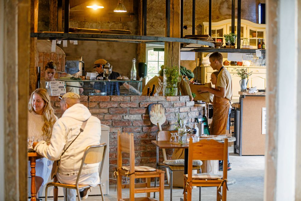 Bakom disken jobbar alla tre delägarna hårt och mer heltid.