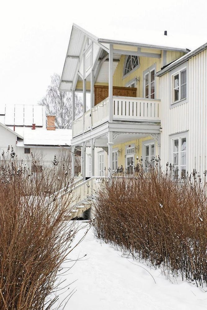 Farstubron är varm och välkomnande.