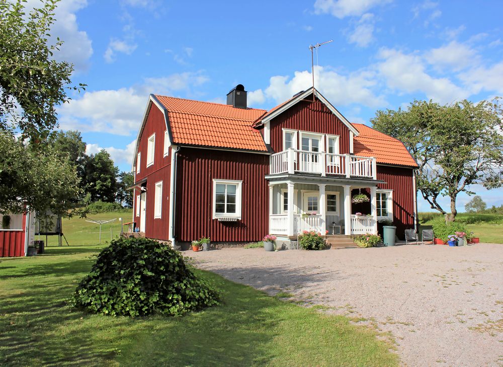 Huset på gården där familjen Haglund bor, ligger nära prästgården.