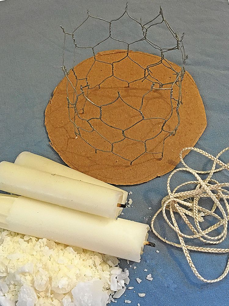 Gamla ljus eller köpt stearinmassa går lika bra. Foto: Kristina Bäckström