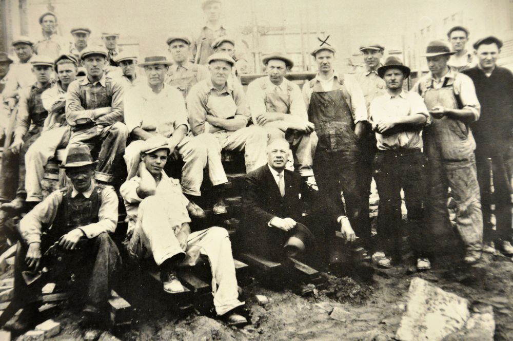 Nils Holgersson åkte till Amerika där han så småningom kom att bygga världens första skyskrapor. Nils syns vid krysset.