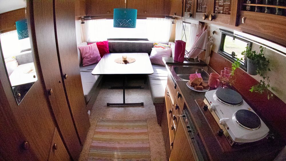 Många rosa toner i mattor, kuddöverdrag och temuggar, blev det när Elins döttrar fick vara med och inreda husvagnen från 1984.