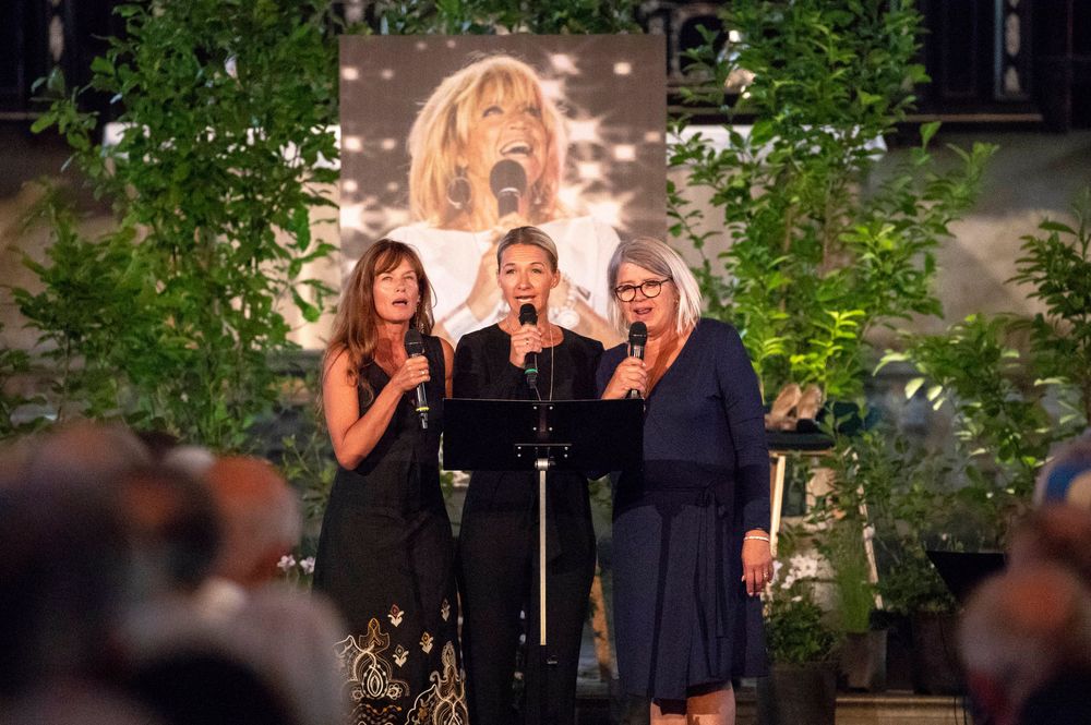 På söndagskvällen fick allmänheten möjlighet att ta farväl av den folkkära artisten under en minnesgudstjänst i Stockholm. Döttrarna Malin Berghagen, Kristin Kaspersen och Monica Svensson framförde den specialskrivna sången Om inte du fanns till sin mamma.