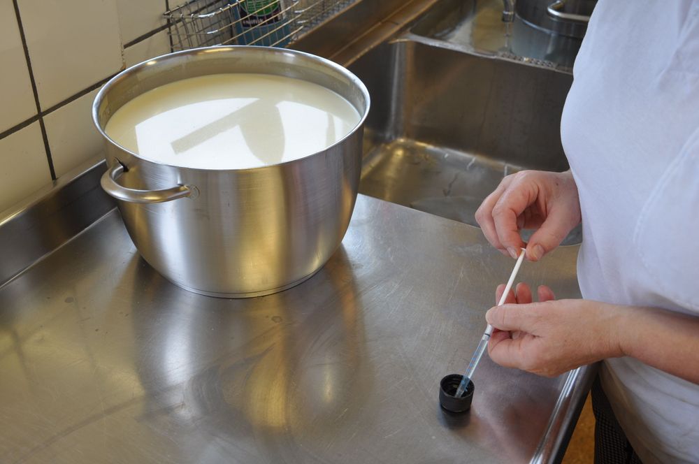 Dosera löpe. När du doserar löpe, häll upp en liten mängd i en kork eller dylikt, och dra sedan upp önskad mängd i mätröret, som rymmer 1 ml.