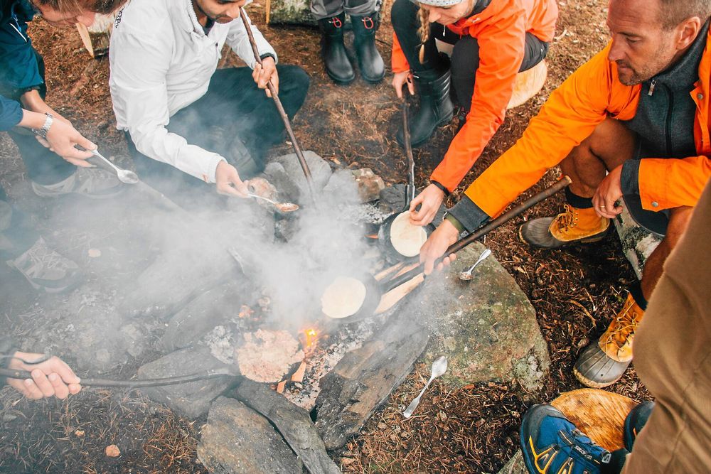 Maten lagades över öppen eld under tiden på den dalsländska ön.