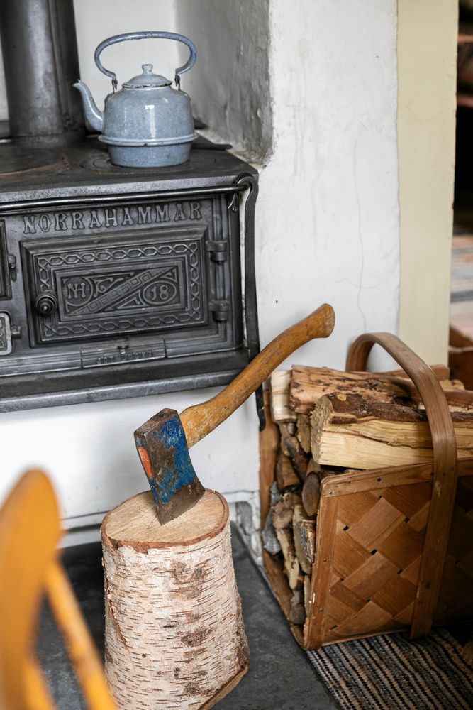 Stugan värms helt med ved, inburen från Declans konstfullt formade stapel. ”Det är han som travar all ved. Han tycker att det är meditativt, jag att det är skittråkigt” säger Maja.