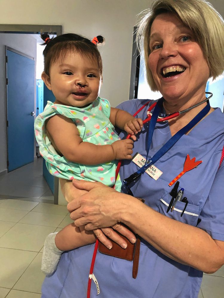 Lilla Mariana i famnen på svenska Mariana. Flickan har nu alla chanser att få gå i skola och få en positiv framtid som alla andra barn.