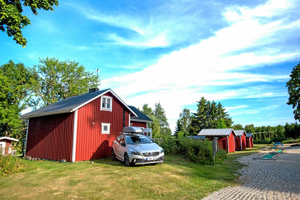 Några av de enkla, små uthyrningsstugor som Freddy och Anita byggt på gårdens mark.