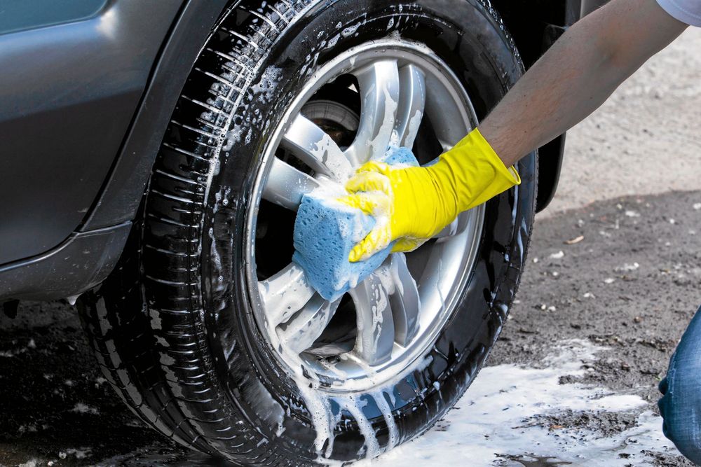 Tvätta däcken, men på macken eller biltvätten där riktiga avrinningsmöjligheter finns.