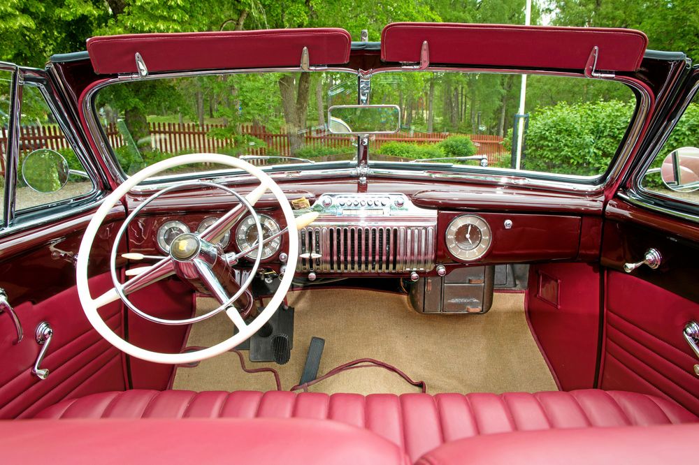 Stram, rejäl instrumentbräda med stor ratt. Bekvämt säte både fram och bak.