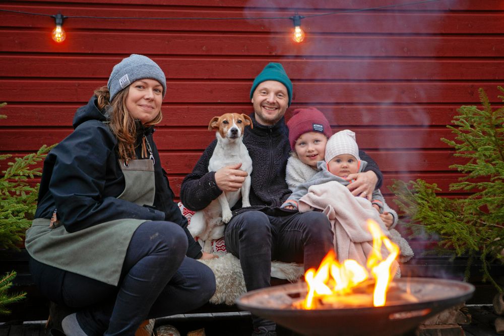 Elisabeth och Kim gillar att äta och tillaga maten utomhus tillsammans med döttrarna Greta och Märta.